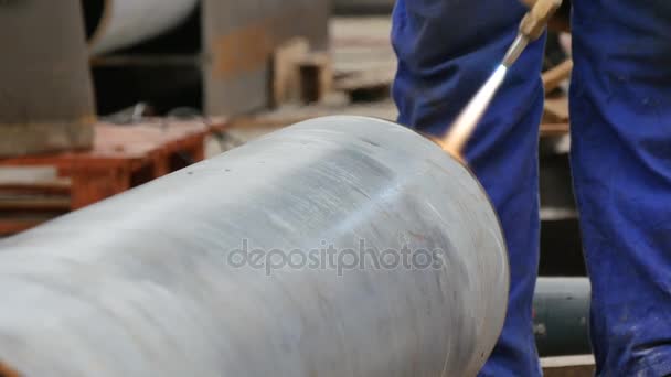 Сварщик готовит стальной трубопровод паяльной лампой — стоковое видео