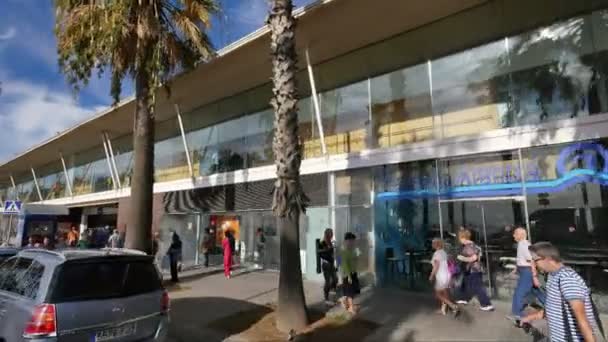 Barcelona, Katalánsko, Španělsko. 18. října 2016. Nemocnice del Mar fasáda a hlavním vchodem v Barceloně — Stock video