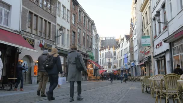 Bruksela, Belgia. Zabytkowe centrum miasta. Atmosfera typowej ulicy w centrum Brukseli, w dniu 26 grudnia 2016 — Wideo stockowe