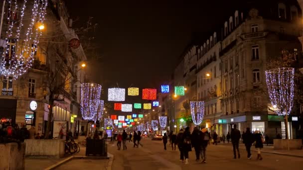 Brüsszel, Belgium. Boulevard Anspach. Színes karácsonyi megvilágított utcáin, Brüsszel, Belgium-a 2016. December 26. — Stock videók