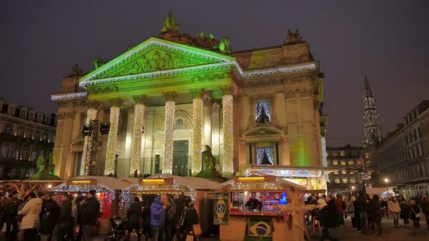 Brussel, België. Stock Exchange gebouw. Traditionele Kerstmarkt druk in Brussel op 26 December 2016 — Stockvideo