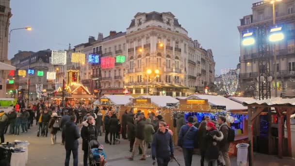 Brussels, Belçika. Noel pazarı. Brüksel, Belçika'da 26 Aralık 2016 yılında kalabalık geleneksel Noel Pazar — Stok video