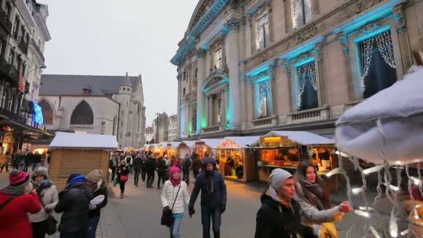 Βρυξέλλες, Βέλγιο. Χριστουγεννιάτικη αγορά. Παραδοσιακή Χριστουγεννιάτικη αγορά συνωστισμό στις Βρυξέλλες στις 26 Δεκεμβρίου 2016 — Αρχείο Βίντεο