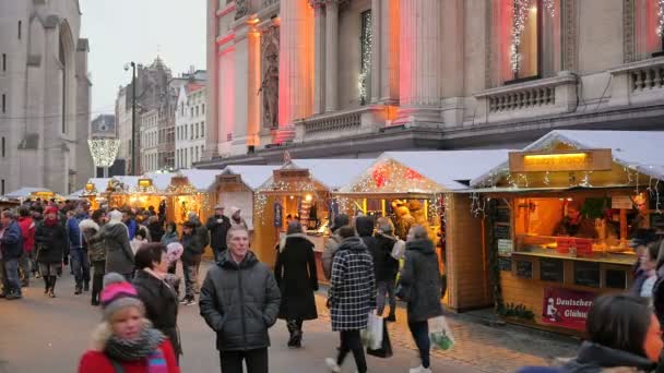 BRUXELLES, BELGIO MERCATO DI NATALE. Mercatino di Natale tradizionale affollato a Bruxelles, Belgio il 26 dicembre 2016 — Video Stock