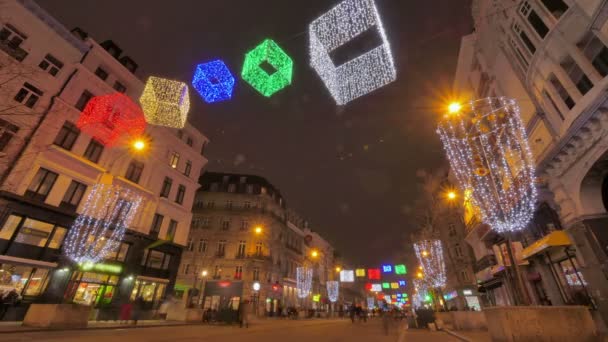 Colorida iluminación navideña en las calles de Bruselas — Vídeos de Stock