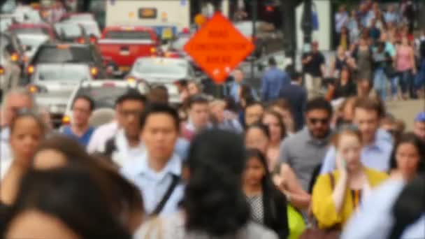 Crowded Downtown Financial Chicago Loop. Los viajeros en el centro de la ciudad de Chicago un montón de vehículos y peatones. Vida en bucle en el distrito de negocios en un día de la semana. Muchos coches y viajeros en Illinois en hora punta. Actividad humana en las calles . — Vídeos de Stock