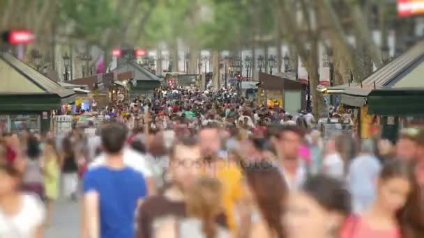 Crowded Les Rambles Boulevard in Downtown Barcelona Blurred.  Tourists crowd in Barcelona Time Lapse. Crowds of tourists in Barcelona. Tourists walking in Barcelona in Summer. Crowded Les Rambles boulevard. Crowds of people walking on the street. — Stock Video