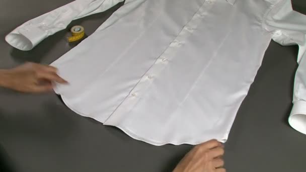 Портной Измерение ширины бедер мужской рубашки — стоковое видео