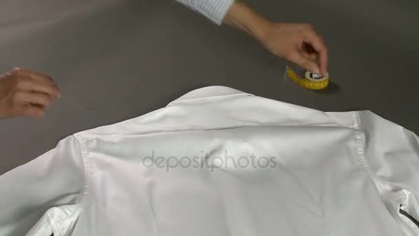 Maat Man Shirt schouders breedte meten — Stockvideo