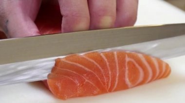 Sushi Chef bir somon Steak Nigiri stil Dilimleme