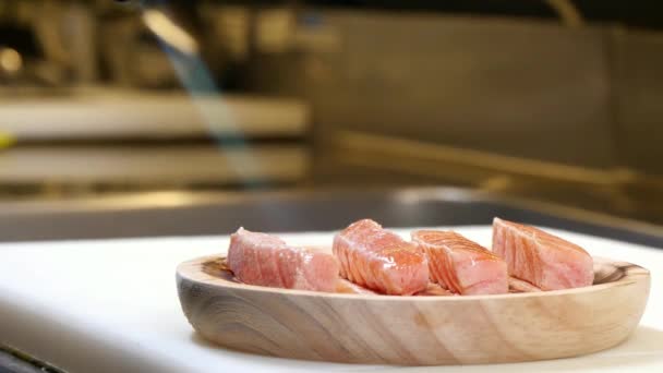 Sushiman Cuisinant Des Morceaux Saumon Avec Torche Cuisine Préparation Sushi — Video