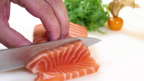 Sushi Chef tranche un steak de saumon style nigiri — Video