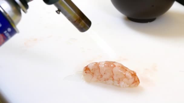 Sushi Chef Cuisine Crevettes avec une torche de cuisine 