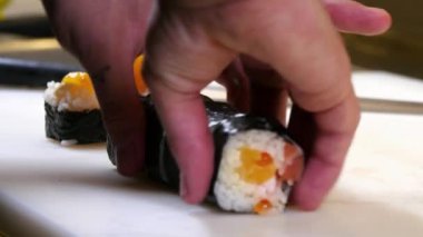 Sushi Chef somon şeftali Futomaki Roll sunulması