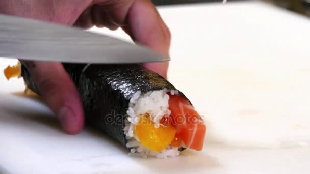 Sushi Chef vágás lazac Barack Futomaki tekercs — Stock videók
