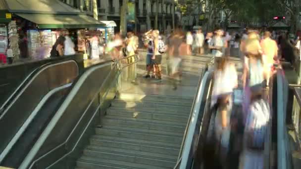 Crowded Mechanic Stairs in Downtown Barcelona 4k.  Tourists crowd in Barcelona Time Lapse. Crowds of tourists in Barcelona. Tourists walking in Barcelona in Summer. Crowded Les Rambles boulevard. Crowds of people walking on the street. — Stock Video