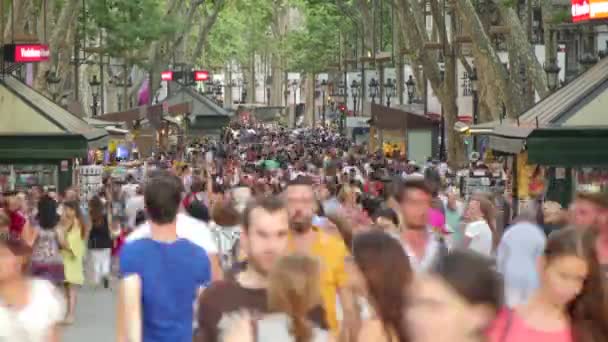 Стовпилися Les Rambles бульварі в центрі міста Барселона 4 к туристів натовпу в Барселоні проміжок часу. Натовпи туристів в Барселоні. Туристи ходьба в Барселоні влітку. Переповненому Les Rambles бульвар. Натовпи людей йшов по вулиці. — стокове відео