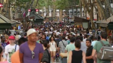 Şehir merkezi Barselona 4k kalabalık Les Ramblas'a Bulvarı. Turistler Barselona'da Summer.Crowded Les Ramblas'a Bulvarı'nda yürürken Barcelona.Tourists turist Barcelona.Crowds kalabalık. Sokakta yürüyen insanların kalabalıklar.