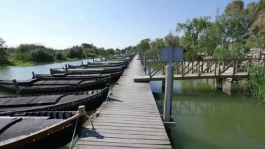 Kanal içinde ahşap iskelesi aşağı yürüyüş