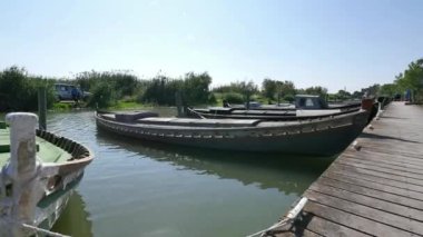 Lagün ahşap Dock aşağı yürüyüş