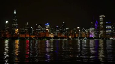Gölde geceleri panoramik yansıyan Chicago manzarası