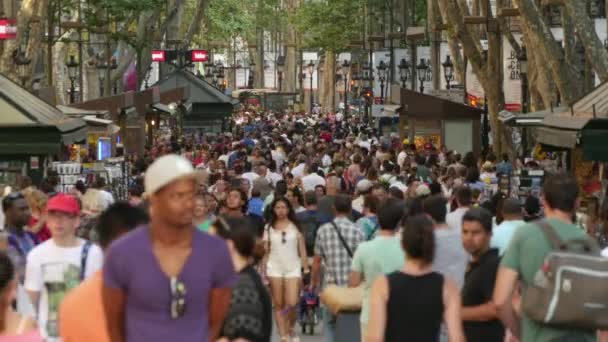 Bondé Les Rambles Boulevard dans le centre-ville de Barcelone 4k. La foule de touristes à Barcelone.La foule de touristes à Barcelone.Les touristes marchant à Barcelone en été.Crowded Les Rambles boulevard.Crowds de personnes marchant dans la rue . — Video