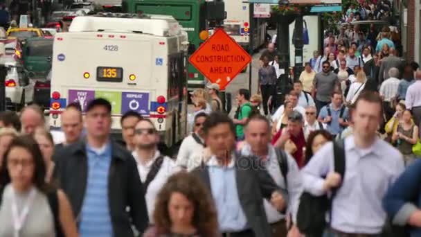 Pendlare i centrala finansiella Chicago Loop. Trångt Chicago centrum fordon och fotgängare. Loop liv i affärsdistriktet på en vardag. Massor av bilar och pendlare i Illinois vid rusningstid. Mänsklig aktivitet på gatorna i Chicago. — Stockvideo