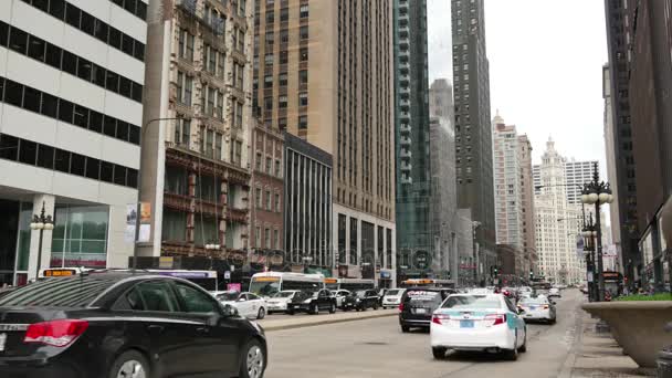 在市中心的密歇根大道芝加哥交通。在芝加哥市中心的车辆。在平日循环商业金融区的生活。人类活动对芝加哥的街道上. — 图库视频影像