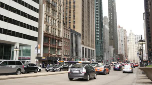 Michigan Avenue en el centro de Chicago Tráfico borroso. Vehículos en el centro de Chicago. Vida en bucle en el distrito financiero de negocios en un día de la semana. Actividad humana en las calles de Chicago . — Vídeos de Stock
