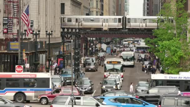 シカゴ ダウンタウンの路上で都市の雰囲気。車両や歩行者の混雑したシカゴ市内中心。平日に人生をループでは、交差高架の地下鉄道。たくさんの車やイリノイ州で通勤。路上で人間の活動 — ストック動画
