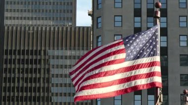 Chicago üzerinde günbatımında sallayarak sinematik Amerika Birleşik Devletleri bayrağı