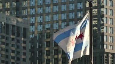 Sinematik Chicago bayrak sallayarak günbatımında