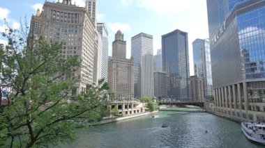 Chicago gökdelen günbatımı cephe üzerinde yansıtan
