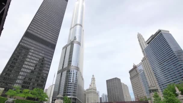 Rascacielos de Chicago y el puente Michigan Avenue desde el río — Vídeos de Stock