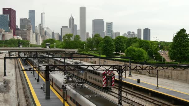 Pociągów przybywających i pozostawiając dzielnicy Loop Chicago — Wideo stockowe