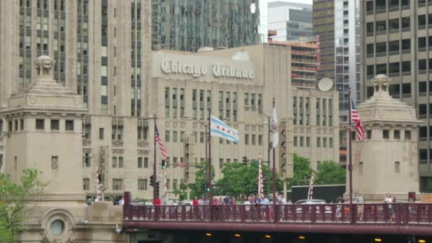 Chicago Tribune Building and the Michigan Bridge in Chicago. El centro de Chicago lleno de vehículos y peatones. La vida en la Milla de Oro en un día laborable en el distrito del centro de Michigan Avenue. Muchos coches y viajeros en Illinois . — Vídeo de stock