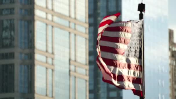 US-Flagge weht bei Sonnenuntergang auf Chicago — Stockvideo