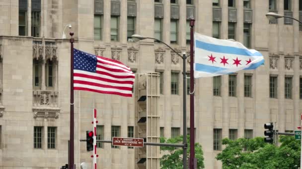 Bandeiras dos Estados Unidos e Chicago acenando na ponte Michigan — Vídeo de Stock