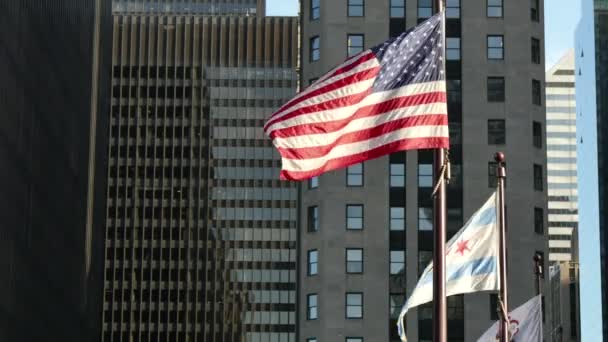 Ηνωμένες Πολιτείες και Σικάγο σημαίες ανεμίζουν στο Σικάγο στο ηλιοβασίλεμα — Αρχείο Βίντεο