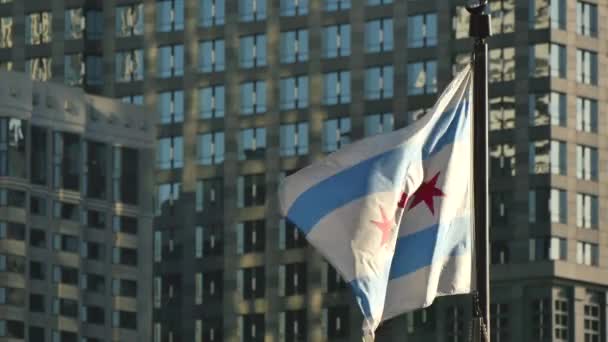 Bandeira cinematográfica de Chicago acenando ao pôr do sol — Vídeo de Stock