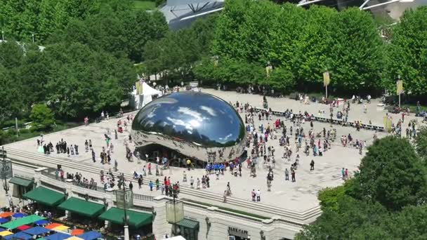 Turystów w Chicago Bean pomnik w parku Millennium — Wideo stockowe