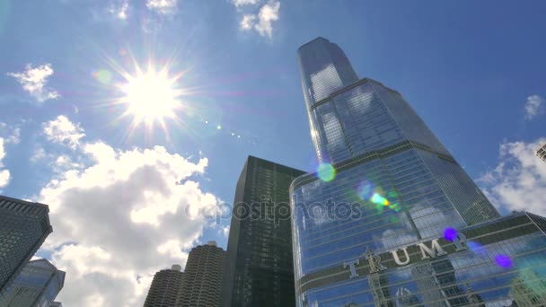 Chicago Trump Tower wolkenkrabber met met de zon terug verlichting — Stockvideo