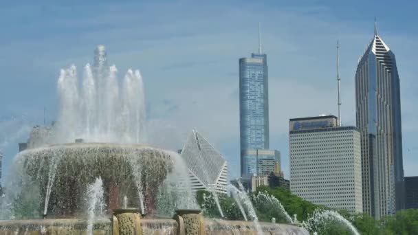 Центр міста Чикаго Skyline в поданні Букінгемський фонтан — стокове відео