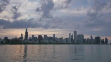 Chicago manzarası göl üzerinde günbatımında yansıyan