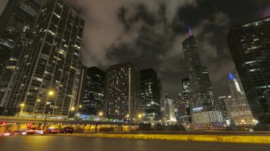 Chicago gökdelenler şehir kapısı Rating ile gece. Onun sokaklarda tam hızda sürüş araba ile Chicago downtown gökdelenlerin video timelapse. Harika Chicago şehir merkezi manzarası, gece Amerika Birleşik Devletleri. Işıklı sk