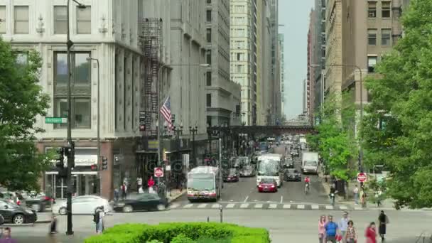 Trafik şehir sokaklarında Chicago zaman atlamalı. Araçlar ve yayalar kalabalık Chicago şehir merkezi. Hafta içi geçiş yükseltilmiş metro trenleri ile döngü hayat. Bir sürü araba ve taşıt Illinois. Sokaktaki insan faaliyetleri — Stok video