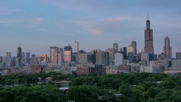 在日落时金色芝加哥天际线失效 — 图库视频影像