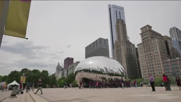 超时效挤芝加哥豆纪念碑在千禧公园。在背景 Chicago.Chicago 天际线上涨前往千年公园的人群。视频处理加速显示一个里程碑在伊利诺伊州. — 图库视频影像
