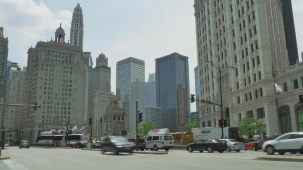 シカゴの時間経過の通り上のトラフィック。車両や歩行者の混雑したシカゴ市内中心。ミシガン アベニューのダウンタウン地区で、平日のゴールデン マイル生活。たくさんの車やイリノイ州で通勤。チカの路上で人間の活動 — ストック動画