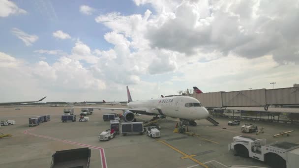 Avión Comercial en la Puerta del Aeropuerto Hartsfield-Jackson de Atlanta. Delta Airlines repostaje de aviones y todos los servicios aeroportuarios preparación de vuelo. Video time lapse preparación de la aeronave para el próximo despegue en los Estados Unidos de América . — Vídeo de stock